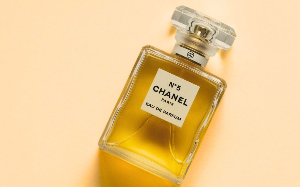 Elégant, mythique et raffiné porter ce parfum, c'est se parer d'une part d'histoire